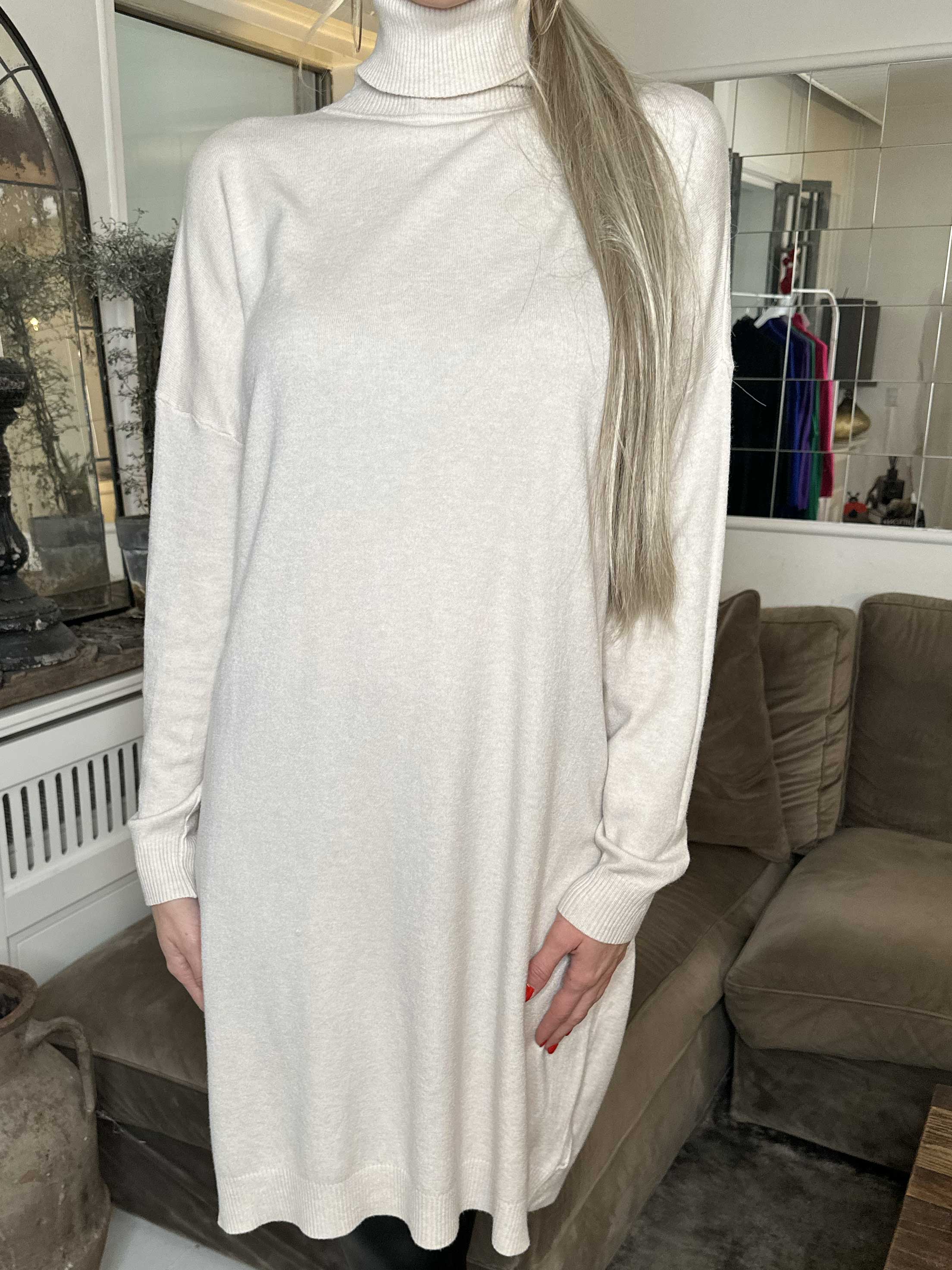 Elmira - Mycket mjuk stickad klänning i elastiskt tyg